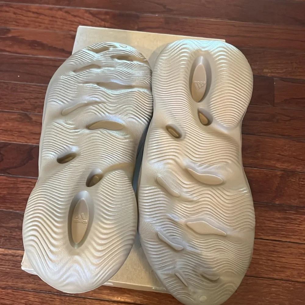 Yeezy Foam RNR - Picture 5 of 8
